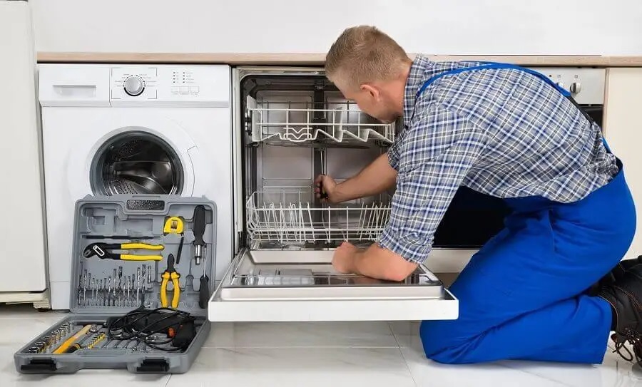 Adapazarı Awox servisi teknisyen ekibi beyaz eşya tamiri yaparken